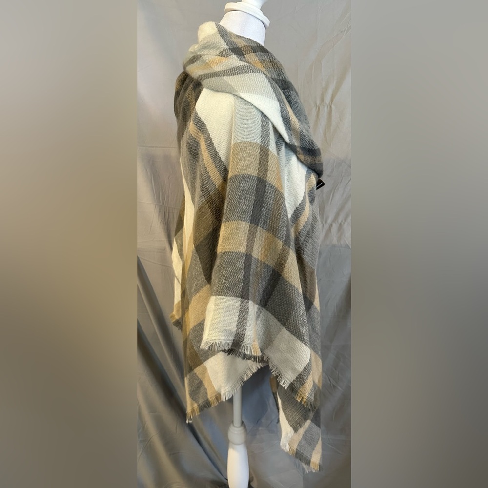 Francesca's Collections Plaid Fall shawl wrap cape poncho in Gray/crm - Picture 3 of 4